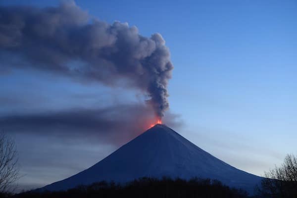 Éruption du volcan Klioutchevskoï : une crise géologique majeure au Kamtchatka