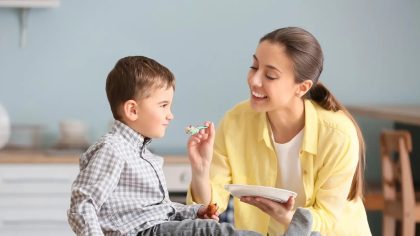 Je surprends la baby-sitter mouillée et mon mari à la maison… Le lendemain, la caméra révèle l’impensable