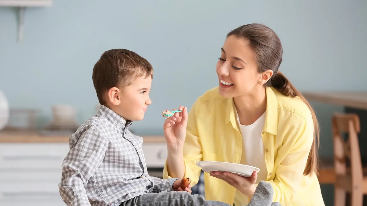Je surprends la baby-sitter mouillée et mon mari à la maison… Le lendemain, la caméra révèle l’impensable