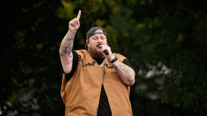 Jelly Roll rend hommage à une fan de 8 ans lors de ses funérailles