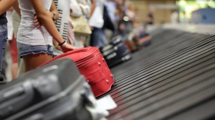 La véritable signification des rubans sur les valises et les risques qu'ils comportent