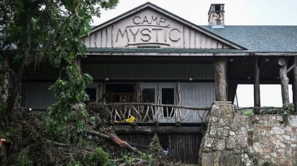 L'une des filles disparues du camp a été retrouvée à 19 kilomètres en aval de la rivière au Texas