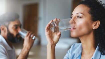 Pourquoi vous devriez boire de l'eau à jeun immédiatement après le réveil