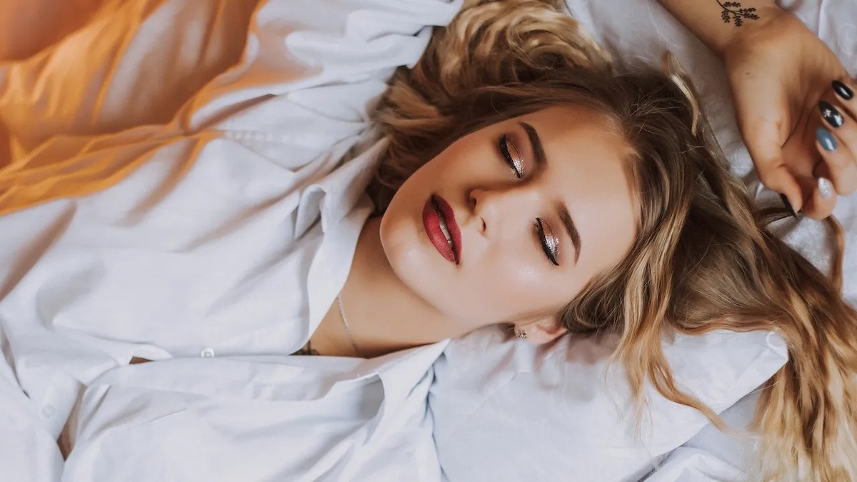 Qu'arrive-t-il à votre peau lorsque vous dormez avec du maquillage ?