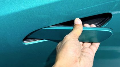 Que signifie trouver un morceau de ficelle ou de ruban sur la poignée de porte de la voiture ?