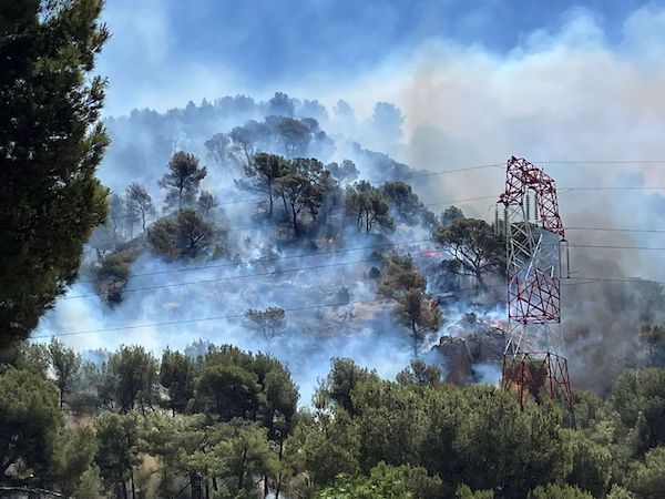Un incendie de forêt force la fermeture de l'aéroport de Marseille alors que la fumée recouvre la ville