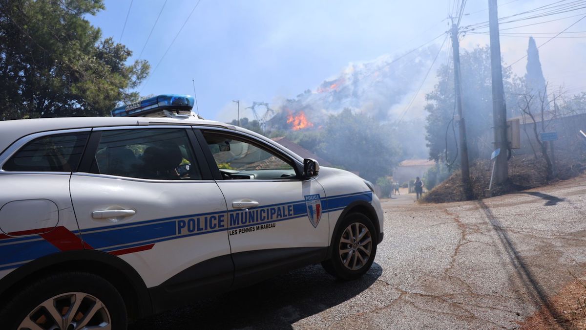 Un incendie de forêt force la fermeture de l'aéroport de Marseille alors que la fumée recouvre la ville