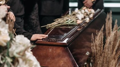 Un médecin explique pourquoi il ne faut jamais embrasser une personne décédée