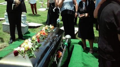Une femme devient virale après être entrée dans une tombe pour récupérer son téléphone