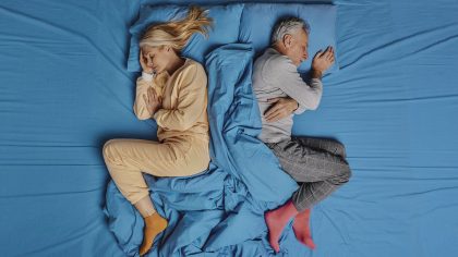 Est-il préférable de dormir sur le côté gauche ou droit ?