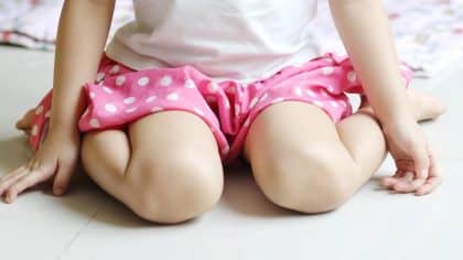 Que signifie s'asseoir en W et pourquoi est-ce mauvais pour un enfant de le faire ?