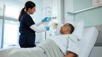 Ce que font souvent les mourants avant de partir : le témoignage poignant d’une infirmière