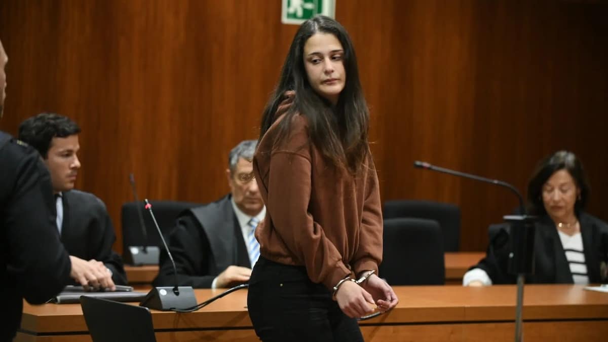 Cette mère tue le meurtrier de sa fille de 7 ans lors du procès et écope de six ans de prison, tout le monde est choqué