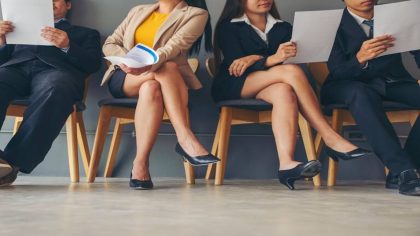 Des experts expliquent pourquoi certaines femmes croisent les jambes lorsqu'elles sont assises