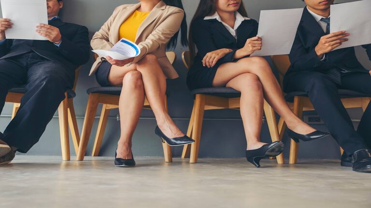 Des experts expliquent pourquoi certaines femmes croisent les jambes lorsqu'elles sont assises