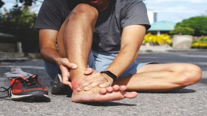 Entorse de la cheville : symptômes, causes et traitements de cette blessure courante du pied