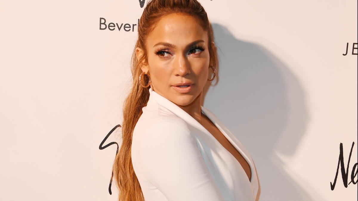 Jennifer Lopez a été surprise en train d'avoir des relations avec deux jeunes hommes sur un yacht