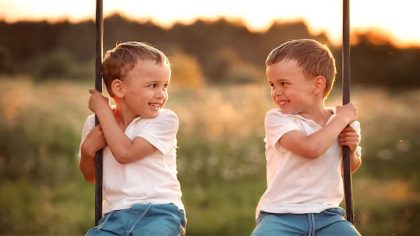 Le garçon riche est choqué de voir un mendiant comme lui. La révélation qu'ils font ensuite est inimaginable