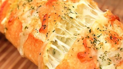 Le secret d'un délicieux pain à l'ail croustillant au fromage est enfin révélé