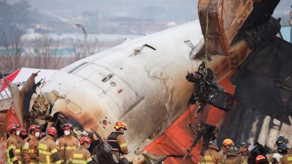 L'erreur fatale du pilote dans le crash de l'avion sud-coréen qui a tué 179 personnes (et les critiques des familles des victimes à l'égard de l'enquête)