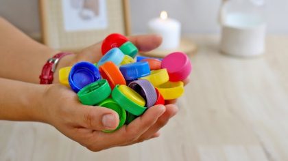 Ne jetez plus les bouchons de lessive. Découvrez comment les réutiliser