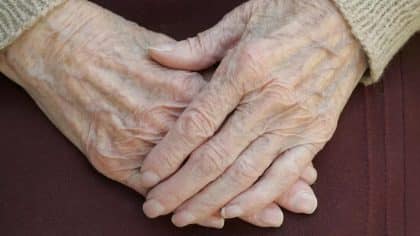 Pourquoi les mains des personnes âgées gonflent-elles ? La raison vous surprendra