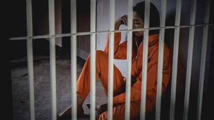 Quand l’empathie dépasse les règles : un policier réconforte une détenue