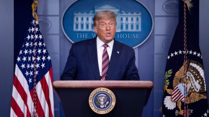 Trump interrompt son discours à la Maison Blanche en s'enfuyant du podium après une « urgence médicale »