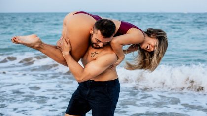 Un couple surpris lors d’un moment intime