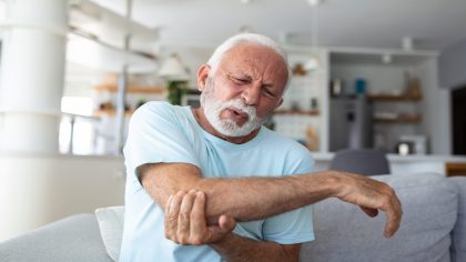 Un homme ressent une vive douleur au bras, vous ne croirez pas ce qui s'est passé