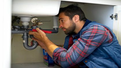 Un plombier a révélé l'astuce efficace et simple pour déboucher rapidement un drain