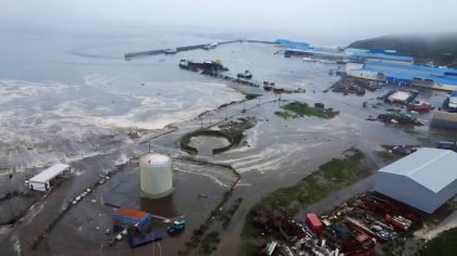Un tsunami frappe Severo-Kourilsk : la mer engloutit les rues en quelques minutes