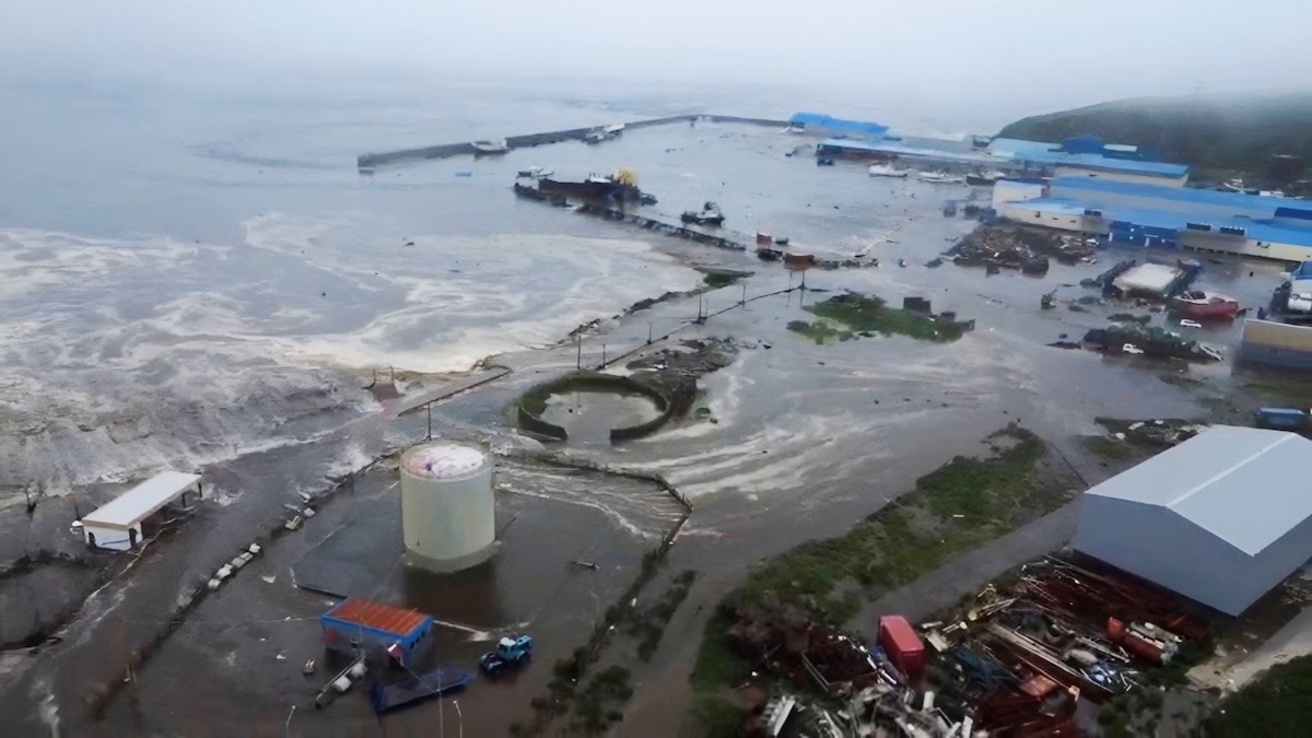 Un tsunami frappe Severo-Kourilsk : la mer engloutit les rues en quelques minutes