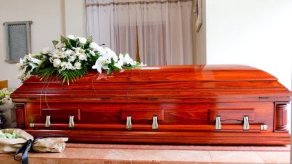 Une confusion dramatique à la morgue bouleverse des funérailles