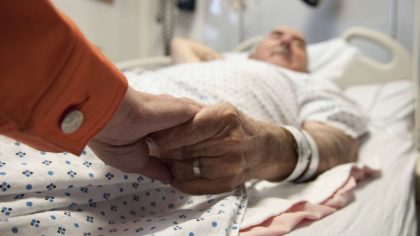 Une étude révèle que votre corps sait quand la mort est proche, et tout commence dans votre nez
