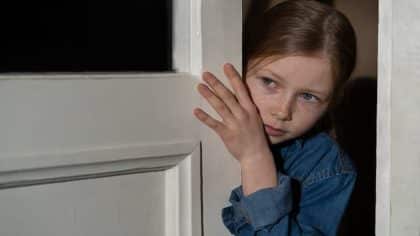 Une fille a disparu sur le chemin de l'école : huit ans plus tard, une découverte effrayante dans un sous-sol caché révèle toute la vérité