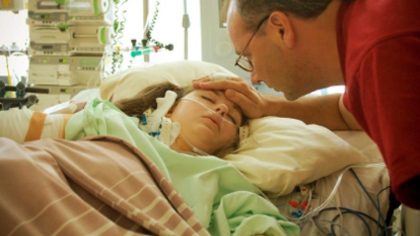 Une jeune femme est dans le coma artificiel après avoir vapoté toute la nuit avec son petit ami