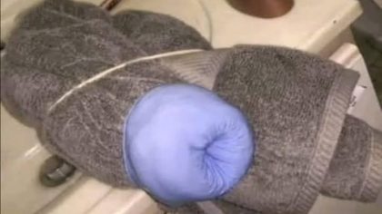 Une mère découvre des serviettes roulées en boule dans la salle de bain de son fils