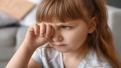 Une petite fille appelle le 911, et ses mots font pleurer tous les policiers, vous ne croirez pas ce qui s'est passé