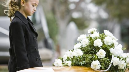 Une petite fille refusait de quitter son père dans le cercueil. Quelque chose d'effrayant se produisit ensuite