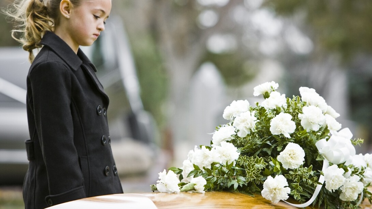 Une petite fille refusait de quitter son père dans le cercueil. Quelque chose d'effrayant se produisit ensuite