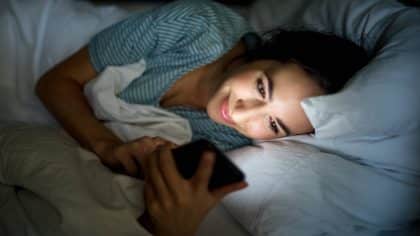 Voici les véritables risques que comporte le fait de dormir avec son téléphone portable sous son oreiller