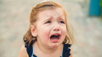 Une petite fille refusait de lâcher un motocycliste blessé : « Ne le prenez pas encore !» Ces mots ont fait pleurer les ambulanciers