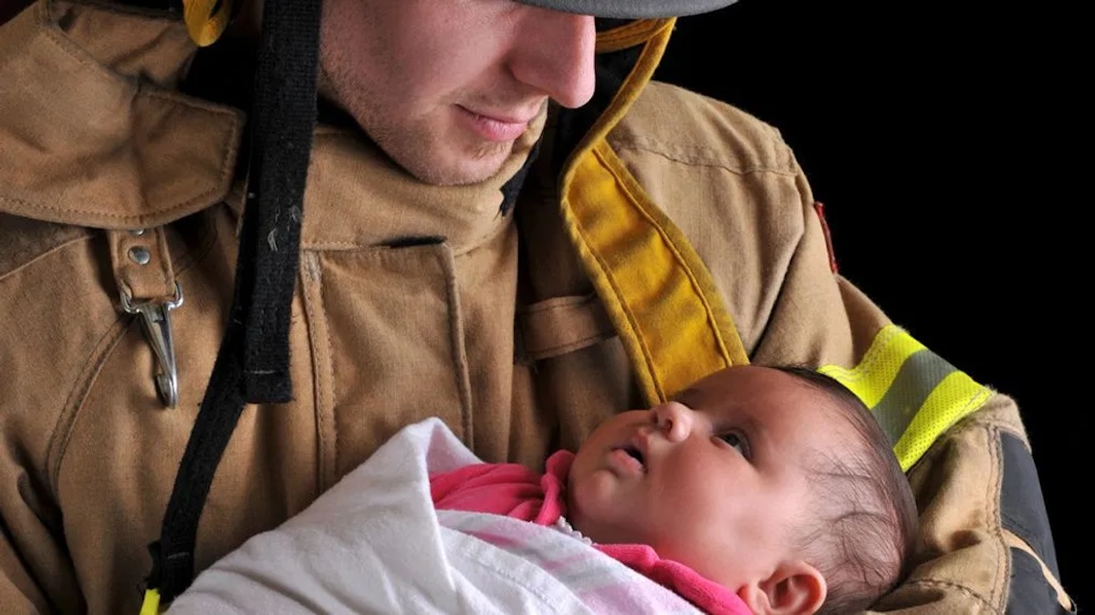 Ils ont trouvé un bébé dans un bâtiment scellé depuis des années, personne ne pouvait le croire, jusqu'à ce qu'ils découvrent quelque chose d'inquiétant